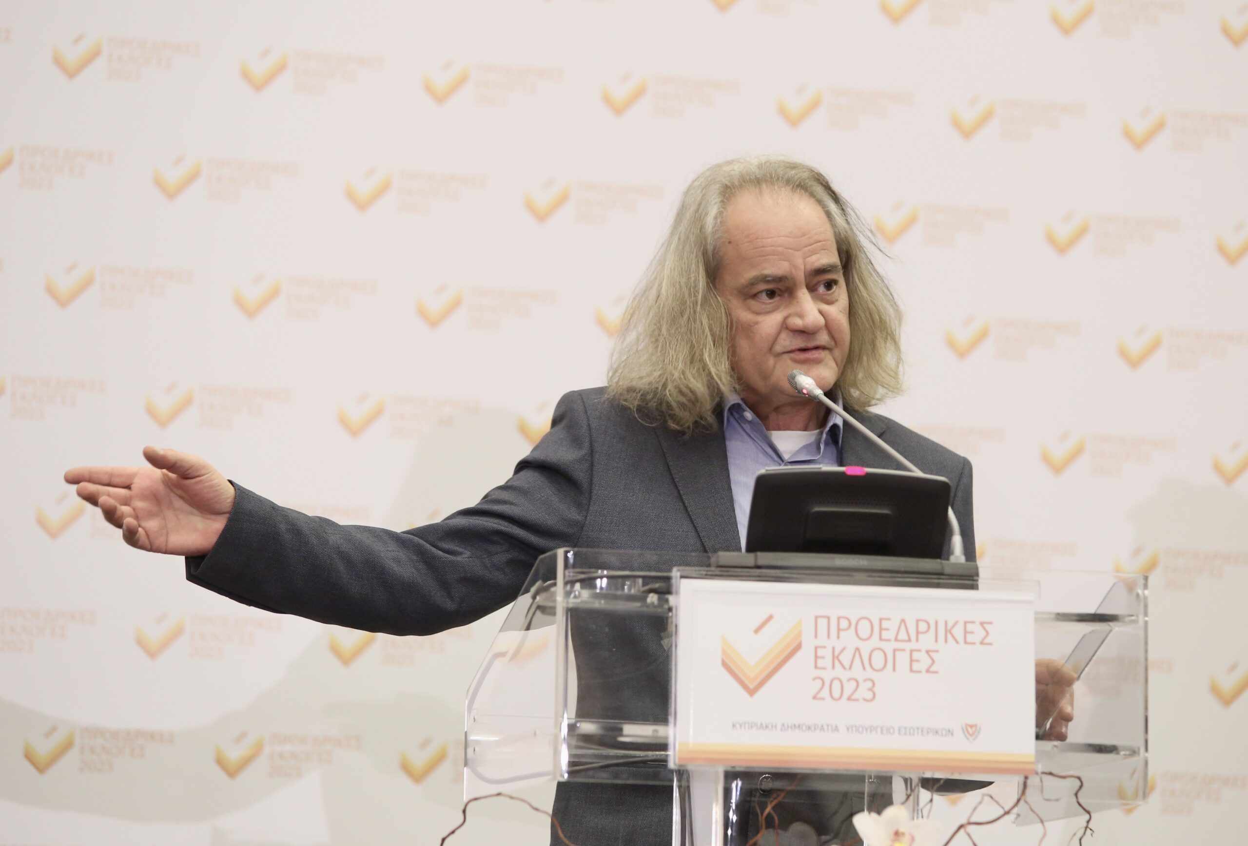 55 βρεφικές πιπίλες παραδόθηκαν στην βουλή από τον Α. Ζερβίδη